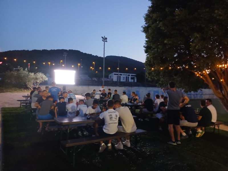 Nova fan zona na Močnom Lazu postala središte druženja ljubitelja nogometa — fotografija 2